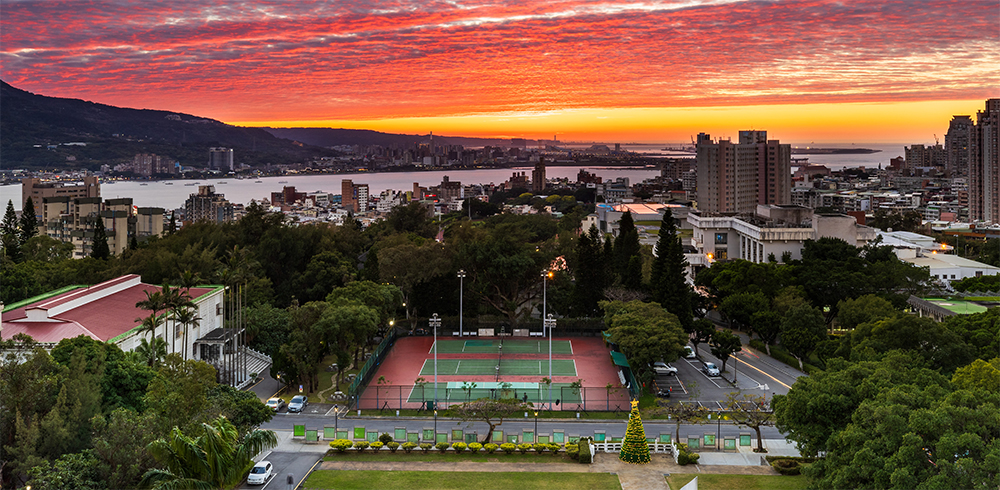 襯著夕陽餘暉的美麗校園